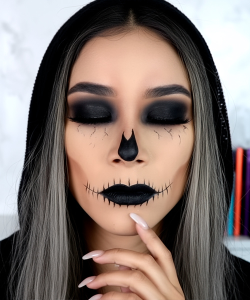 fille avec du maquillage de crâne