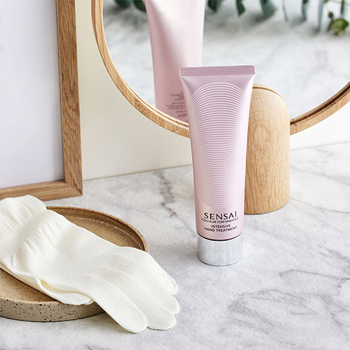 Wir haben Sensai Cellular Performance Handcreme ausprobiert