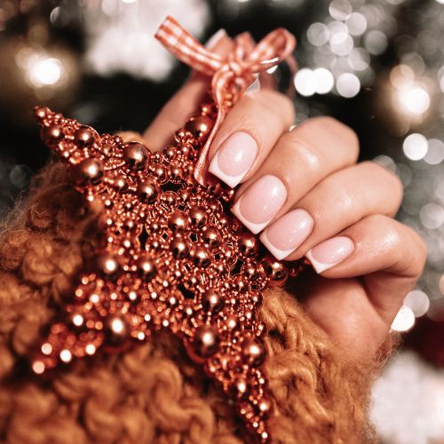 Semplici decorazioni per unghie fatte in casa e manicure professionali da sfoggiare in questo periodo di feste