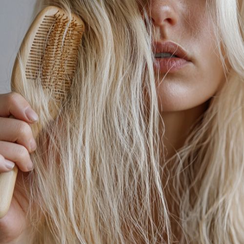 Quel est le meilleur shampoing anti-frisottis selon votre type de cheveux ?