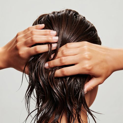 Se laver les cheveux tous les jours : mythe ou réalité ?