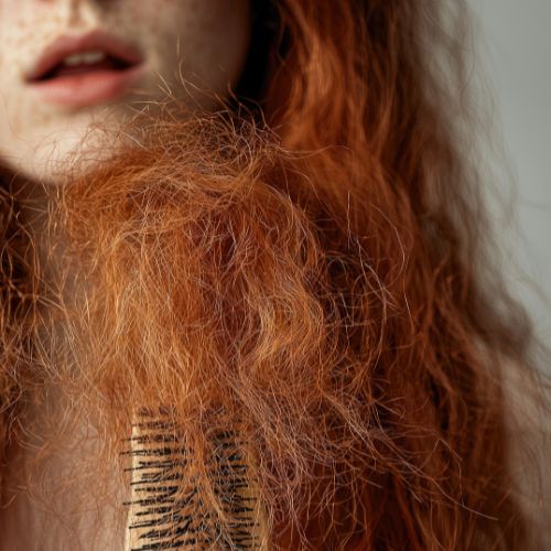 Cheveux cassants : causes, signes et comment les réparer facilement à la maison