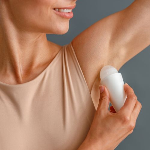Diga adeus às manchas em roupas pretas: como escolher o desodorante certo?