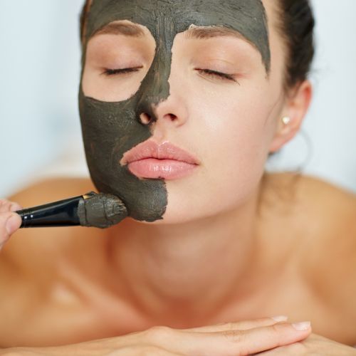 Peeling de carbón activo: cómo limpiar tu rostro en profundidad sin dañarlo