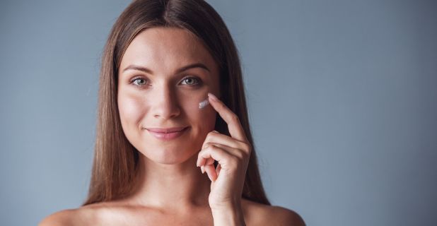 Foto eines Textes über einen Concealer für die Augenpartie, der Falten nicht betont