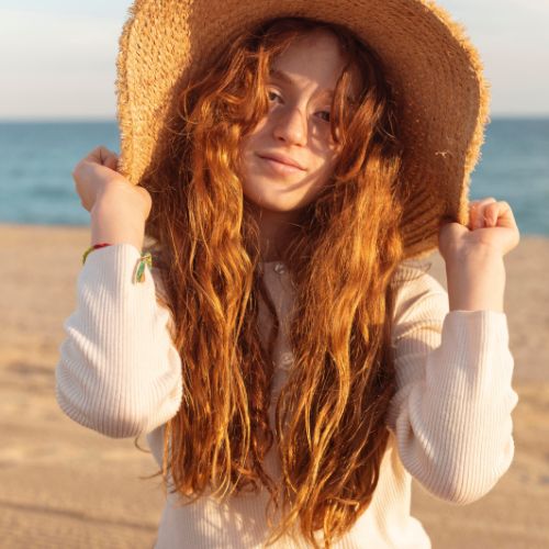Sonne und Haar: So vermeiden Sie Sonnenschäden und halten Ihr Haar das ganze Jahr über gesund.