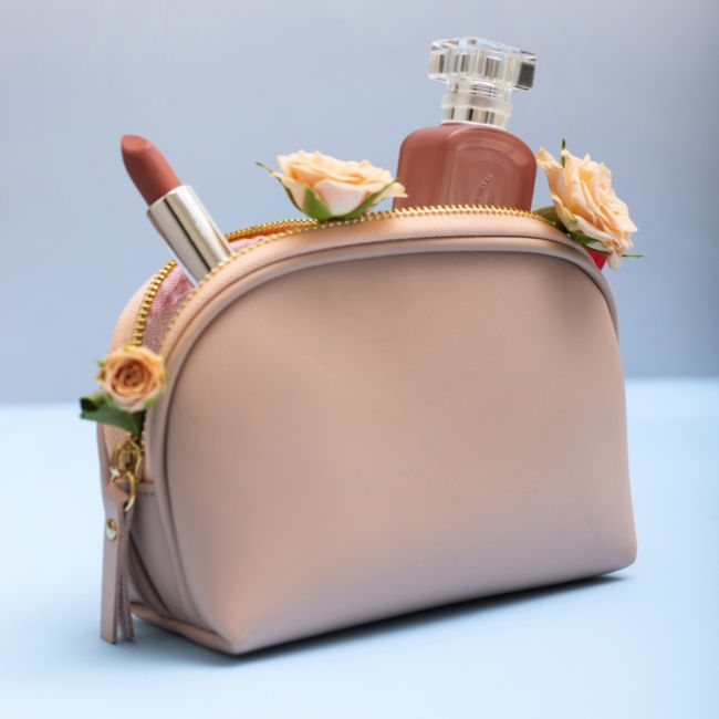 Miniaturas de perfumes e cosméticos em tamanho de viagem.