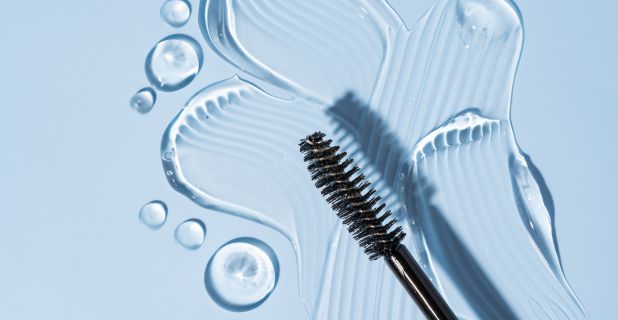 Foto de séruns para cílios com texto