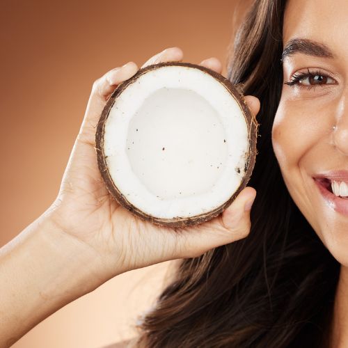 Aceite de coco en el cabello: cómo usarlo y aprovechar sus beneficios según tu tipo de pelo