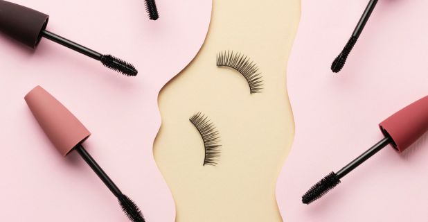 Foto von künstlichen Wimpern mit Text