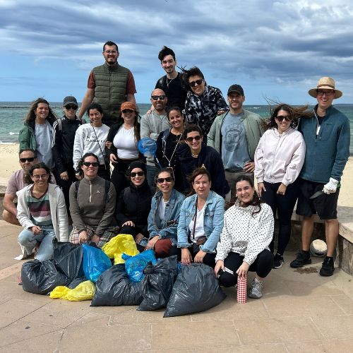 Il Club dei Profumi organizza una giornata di pulizia della spiaggia con volontari.