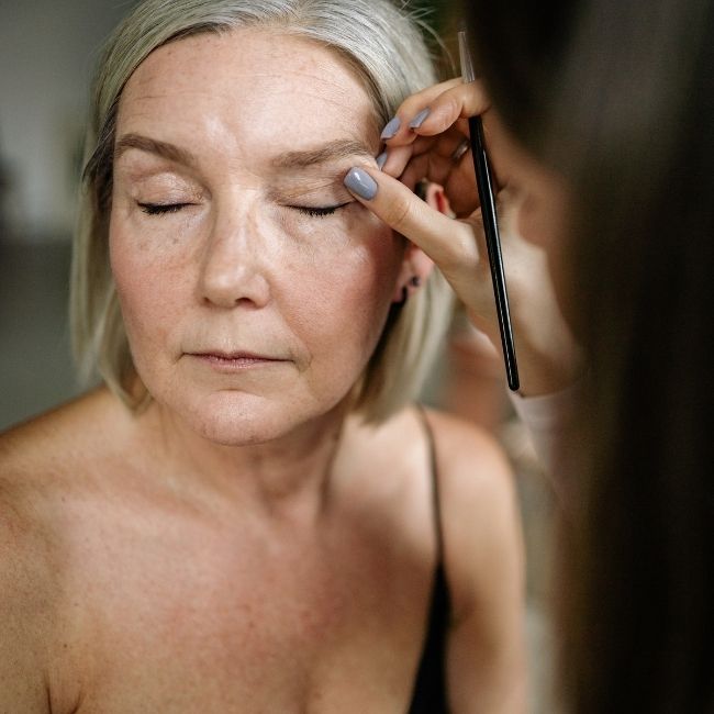 Paupières tombantes : techniques de maquillage pour lifter votre regard