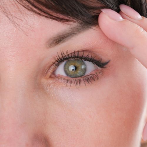 Párpados caídos: técnicas de maquillaje para levantar tu mirada