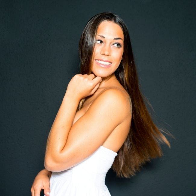Cheveux effet miroir : définition et comment obtenir des cheveux brillants comme un miroir