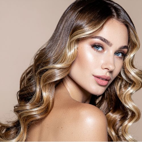 Cheveux effet miroir : définition et comment obtenir des cheveux brillants comme un miroir