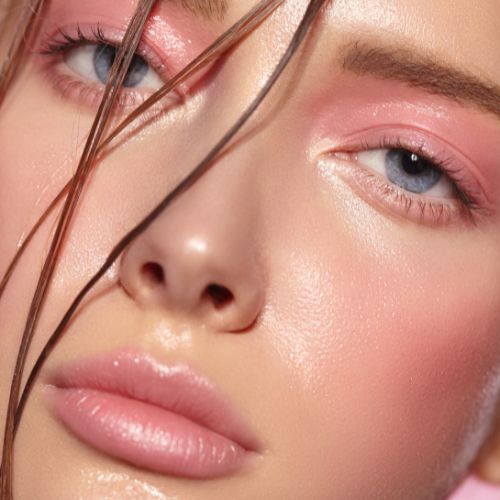 Erdbeer-Make-up: Der Schminktrick für einen strahlenden Strand-Look 