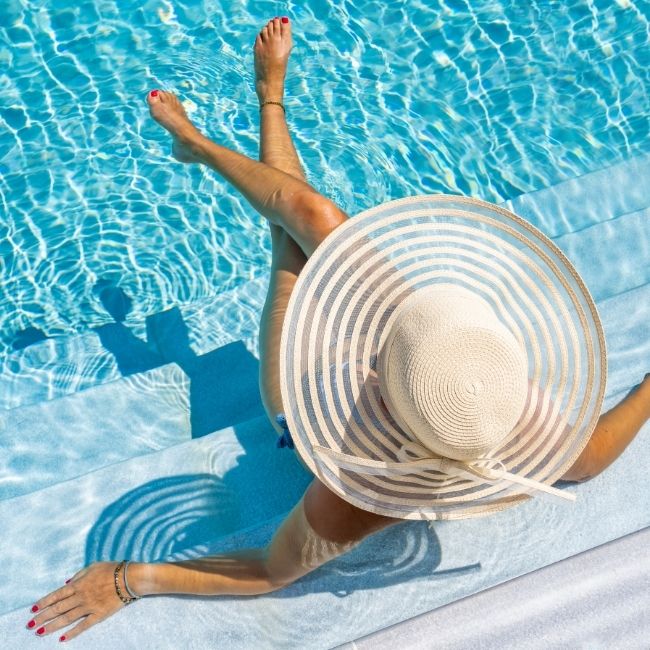 Haare und Schwimmbäder: Was Chlor mit Ihrem Haar macht (und wie Sie es in dieser Saison vermeiden können)