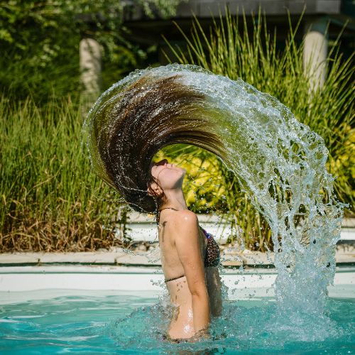 Haare und Schwimmbäder: Was Chlor mit Ihren Haaren macht (und wie Sie es vermeiden können)
