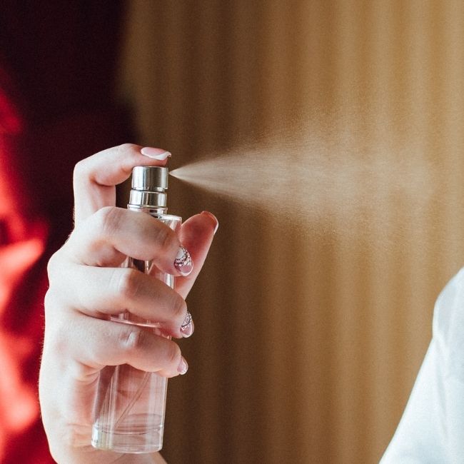 Körpersprays für den Sommer: Was sie sind, wie man sie auswählt und wann man sie anwendet