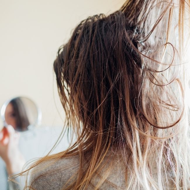 Pourquoi tes cheveux deviennent-ils gras si vite ?