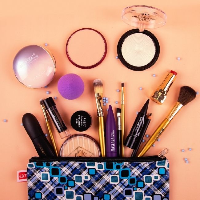 So fixierst du dein Make-up im Sommer, damit es den ganzen Tag hält.