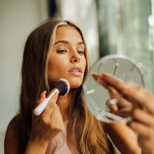 So fixierst du dein Make-up im Sommer, damit es den ganzen Tag hält.
