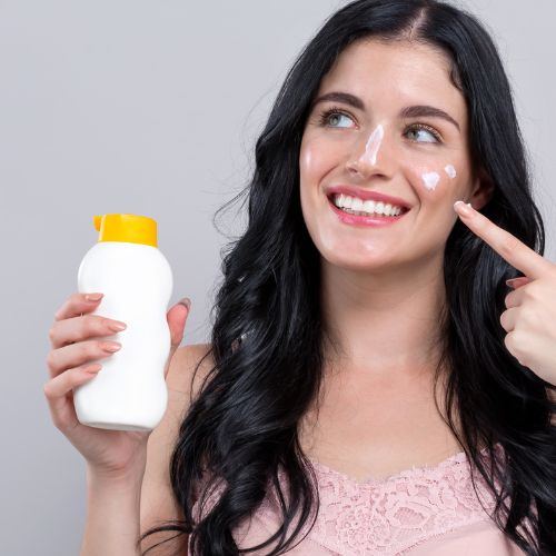 How to touch up sunscreen while wearing makeup? (without ruining your foundation)