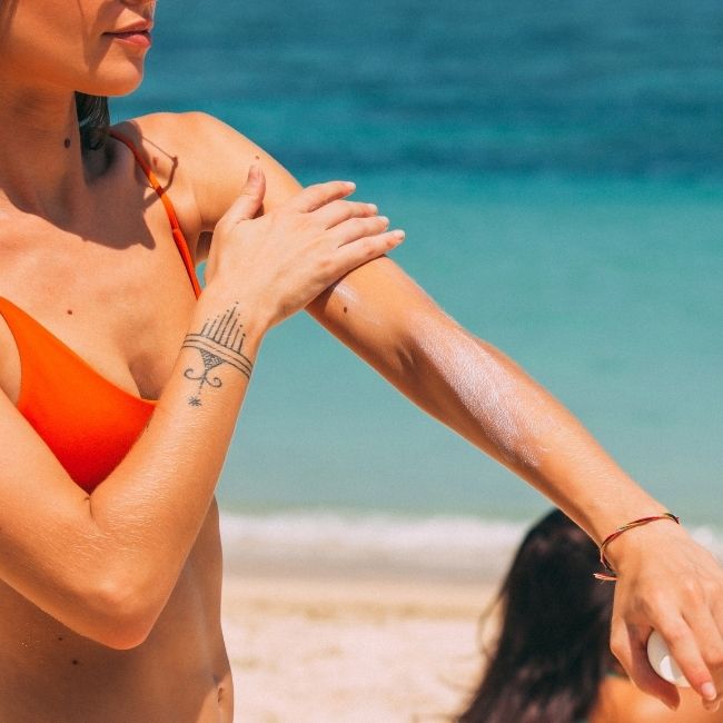 Sunscreen stick: when to use it and when not to.