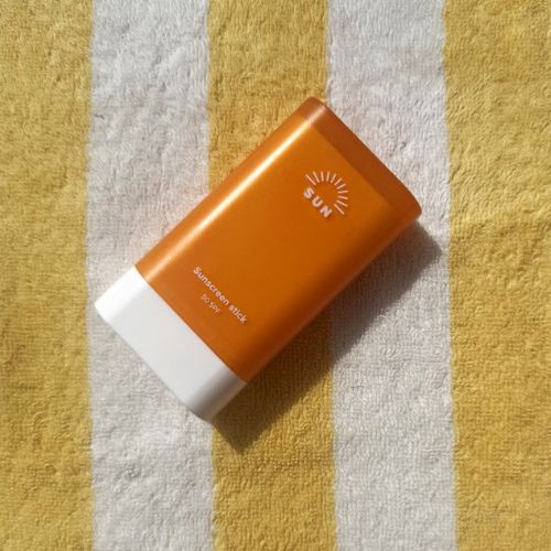 Sunscreen stick: when to use it and when not to.