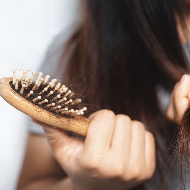 Wie erhalte ich mehr Volumen und dauerhafte Fülle in feinem Haar?
