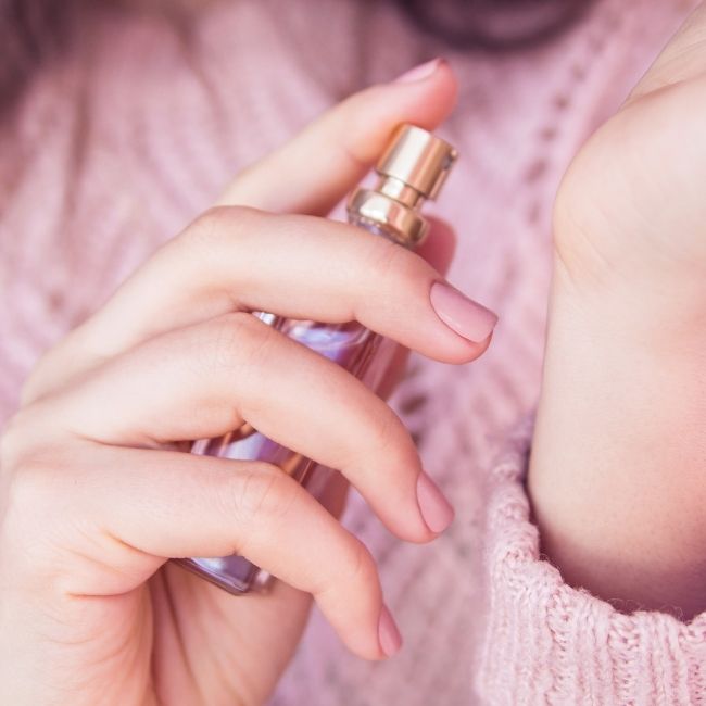 Lusso discreto: profumi da donna in stile vecchia aristocrazia.