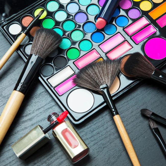 Wie erzielt man einen im Dunkeln leuchtenden Make-up-Effekt?