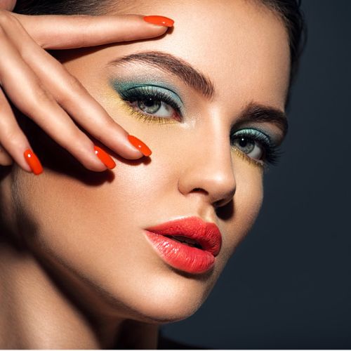 Wie erzielt man einen im Dunkeln leuchtenden Make-up-Effekt?