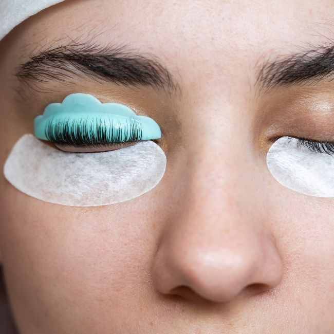 Was ist ein Wimpernlifting, wie lange hält es an und wie kann man es zu Hause durchführen?