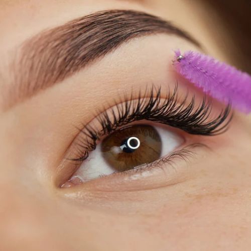 Was ist ein Wimpernlifting, wie lange hält es an und wie kann man es zu Hause durchführen?