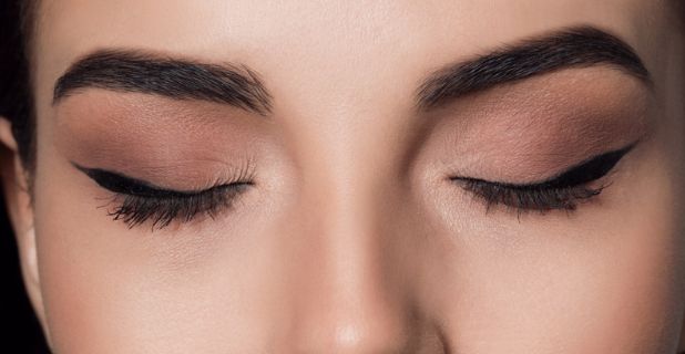 Foto mit Text: Warum verschmiert Eyeliner?
