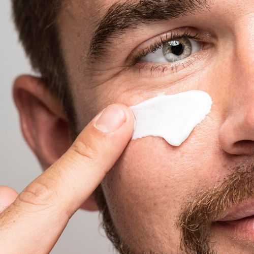 Las mejores cremas antiojeras y para bolsas en hombres