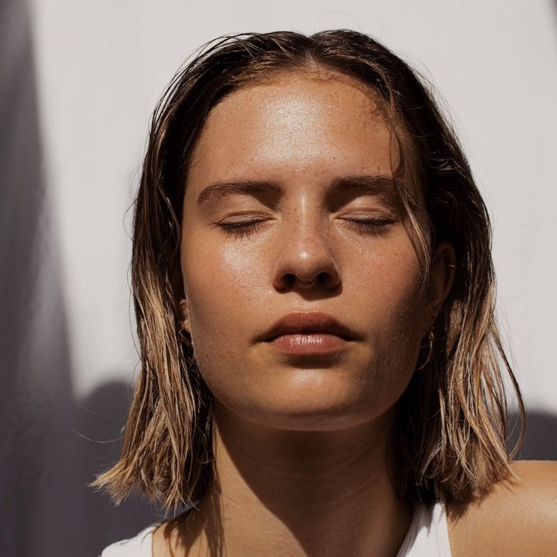 Maquiagem com protetor solar para cuidar da pele no verão: qual escolher?