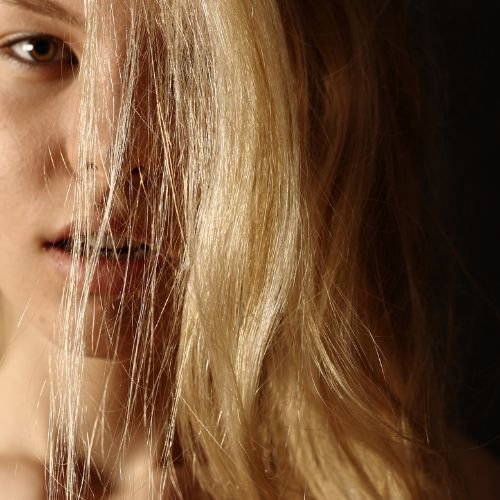 Brüchiges Haar: Ursachen, Anzeichen und wie man es zu Hause leicht repariert – für Frauen in den Wechseljahren